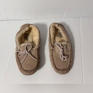 UGG SN 5612 Dakota sand suede sheepskin-lined slippers women size 7